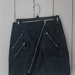 Chic Black Zippered Skirt